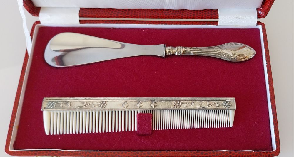 Calçadeira e pente em prata