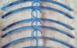 8 Cabides acrílicos e metálicos com 46 e 52 cm