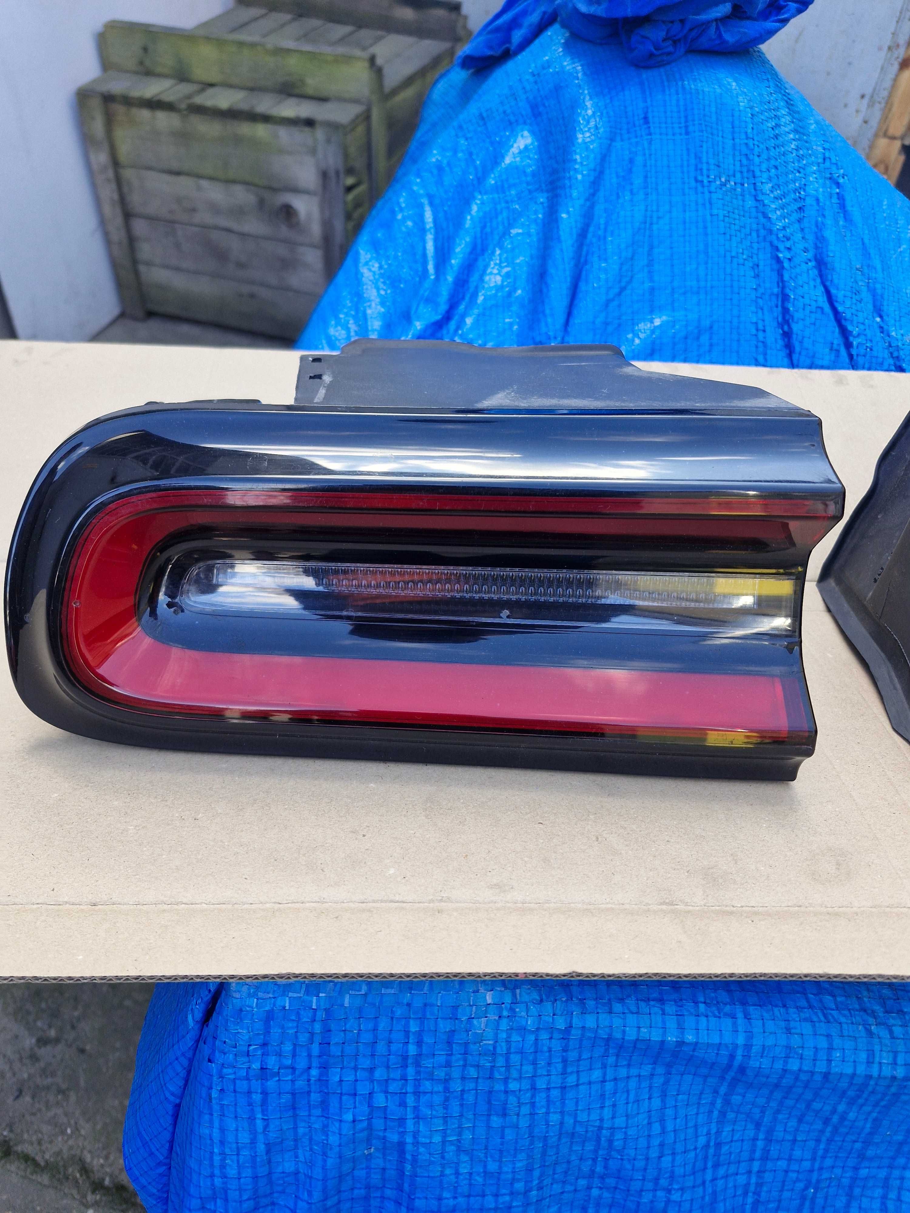 dodge challenger KOMPLET lampy tylne + blenda