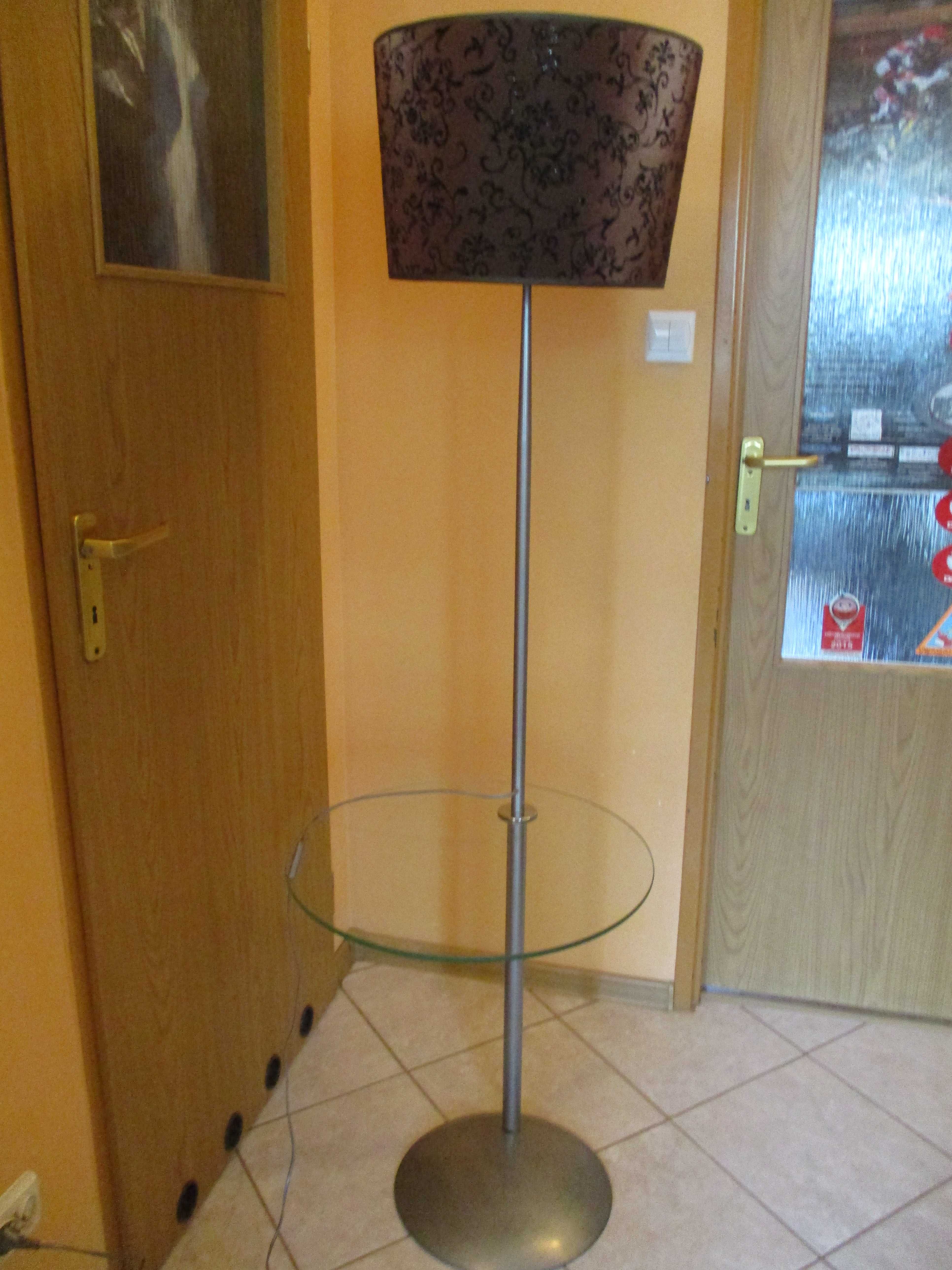 Lampa  stojąca ze szklaną okrągłą półką.