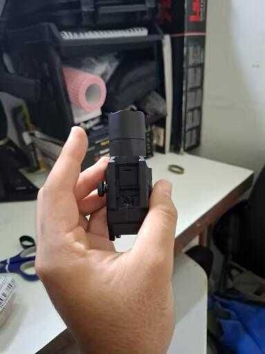 Latarka taktyczna do szyny 20 mm.