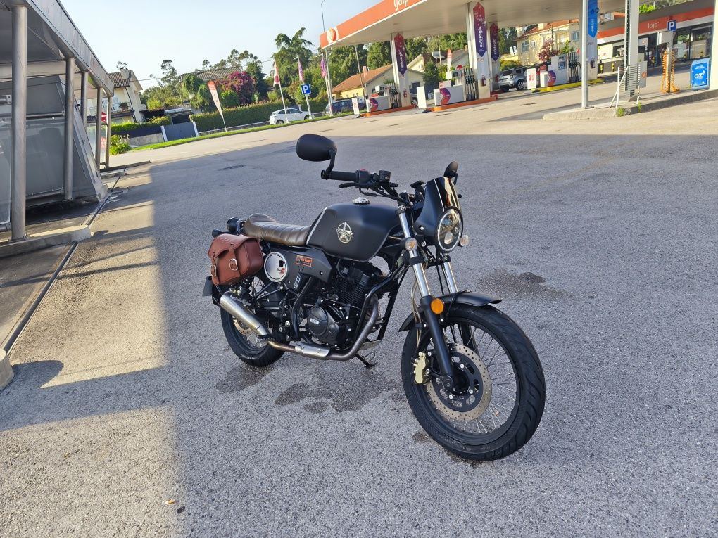 Um scrambler x cafe 125cc