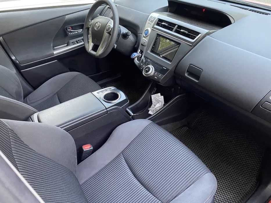 Аренда авто. Авто в оренду. Оренда Toyota Prius. Аренда Приус.