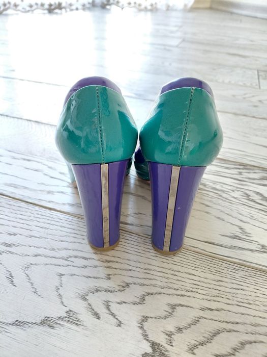 Вживані туфлі, кольорові