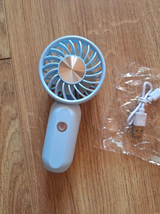 Nowy niebieski wiatraczek ładowany przez USB