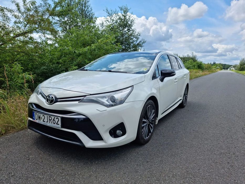 Toyota Avensis Toyota Avensis Selection 1.8 Benzyna Automat 2017 Kombi Bordowa Skóra