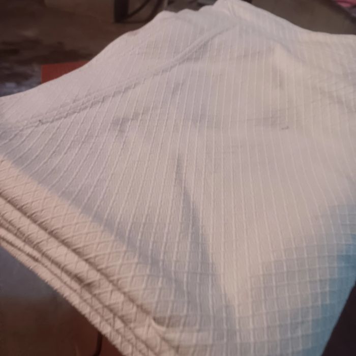 Vendo coberta branca para cama de solteiro