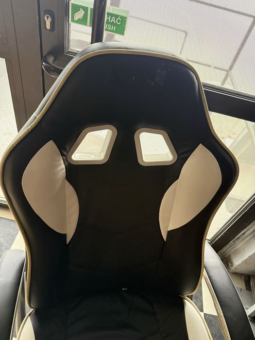 Fotel obrotowy z podnóżkiem w stylu gamingowym