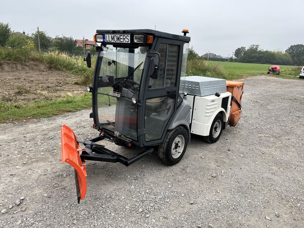 Hako 1200 nosnik narzedzi zamiatarka plugo piaskarka komunalna 4x4