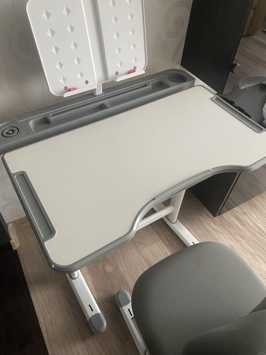 Парта дитяча на 6-7-8 років регулююється