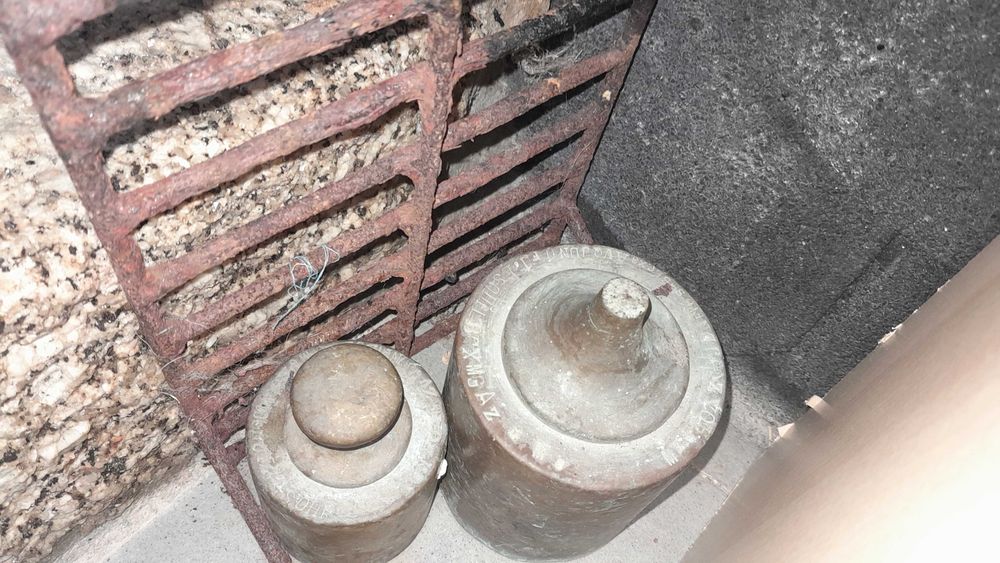 Conjunto de pesos, muito antigos, cobre