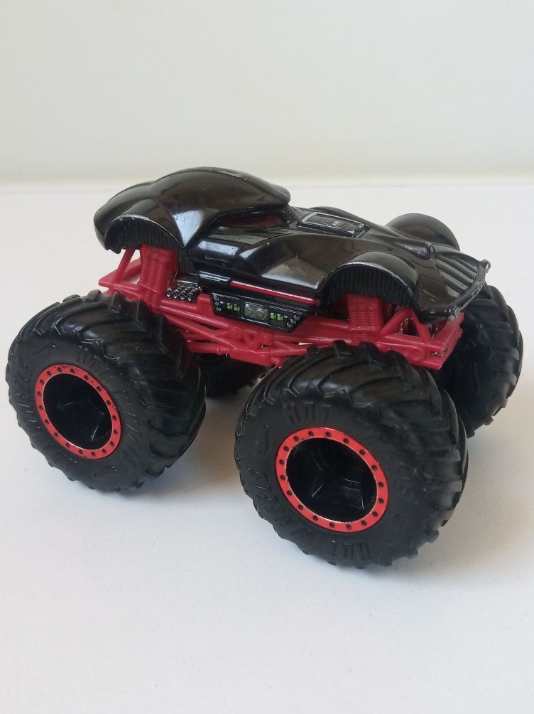 За два Hot Wheels Star Wars Monster truck