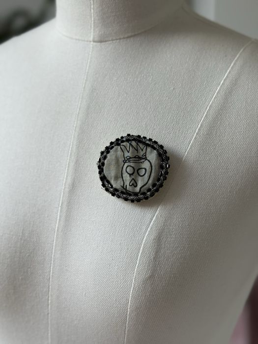 Broszka przypinka materialowa czaszka z koralikami okragla