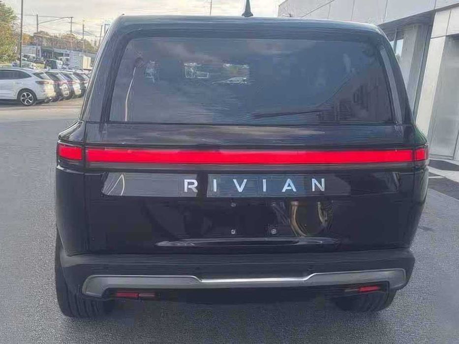 Rivian R1S Adventure Quad Motor      2023