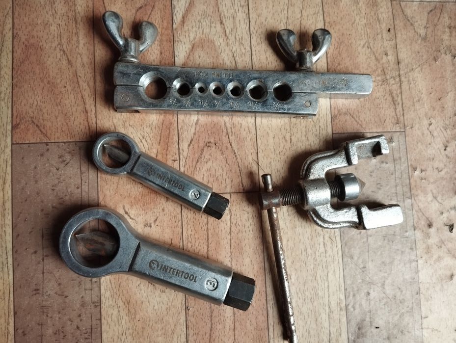 Продам инструмент для развальцовки труб и гайкорез.