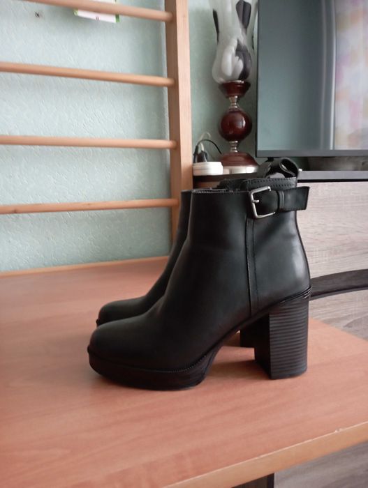 Стильні зручні шкіряні ботильони черевики