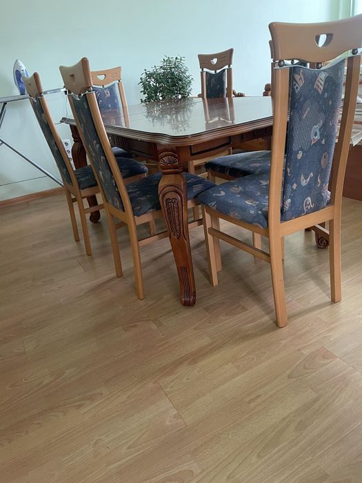 Продається дубовий стіл зі стільцями.