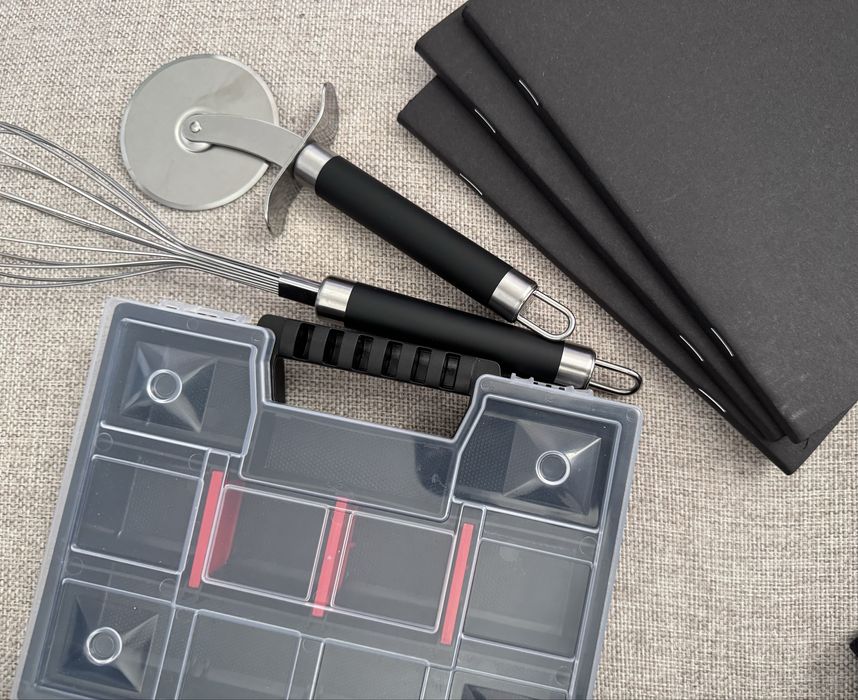 Zestaw szkynka na narzedzie trzepaczka i do krojenia pizzy i 3 zeszyty