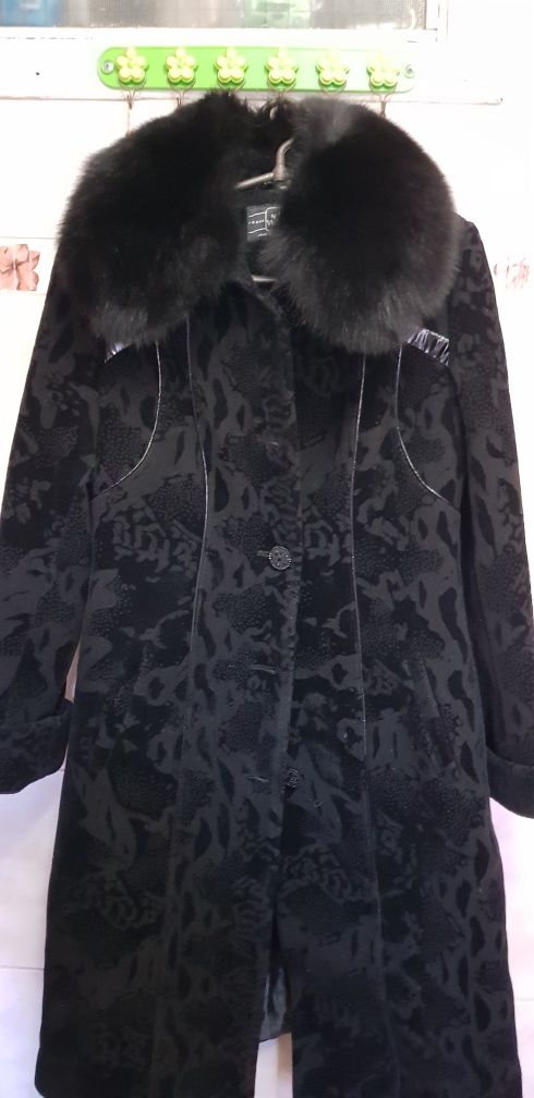 Продам  НОВОЕ  пальто..  Зима..  Натуральный  мех ..    Цена 800 грн