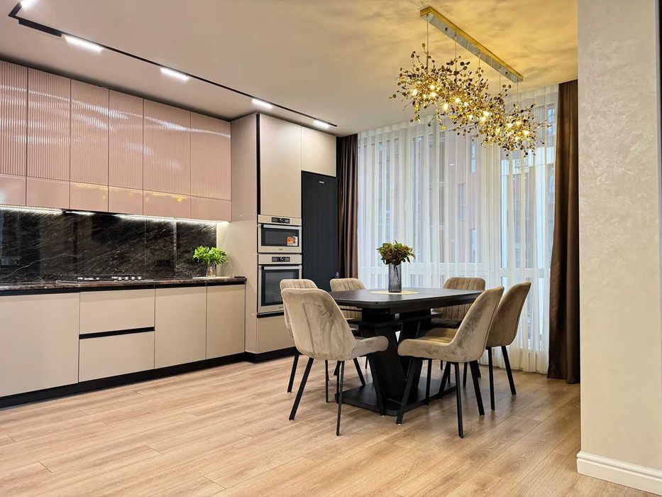 Функціональна трикімнатна з видом на річку