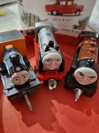 Trzy metalowe lokomotywy