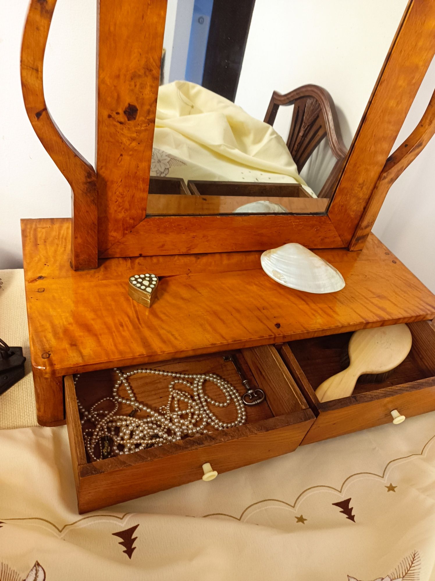 Biedermeier .Piękna toaletka z lustrem.Orzech ,czeczot. Piękny antyk.