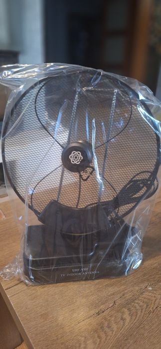 Antena pokojowa do telewizji i radia DVB- T  wzmacniacz z regulacją