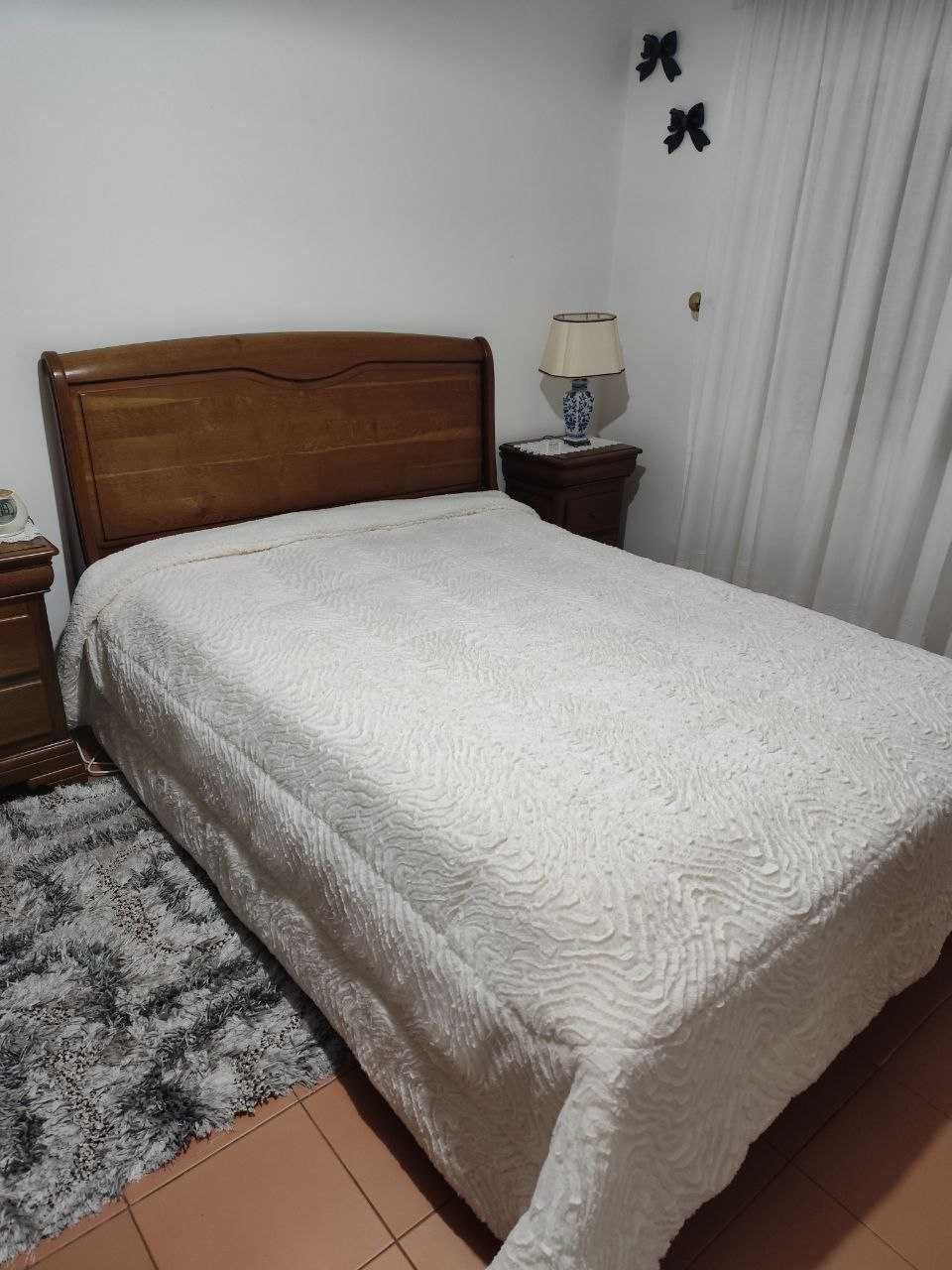 Mobilia de quarto com cômoda em Castanho maciço
