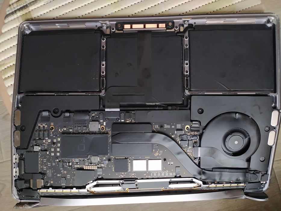 MacBook Pro A2338, пострадавший