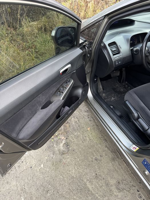 Живий сівік. Друга машина в сімї  їздила дівчина.