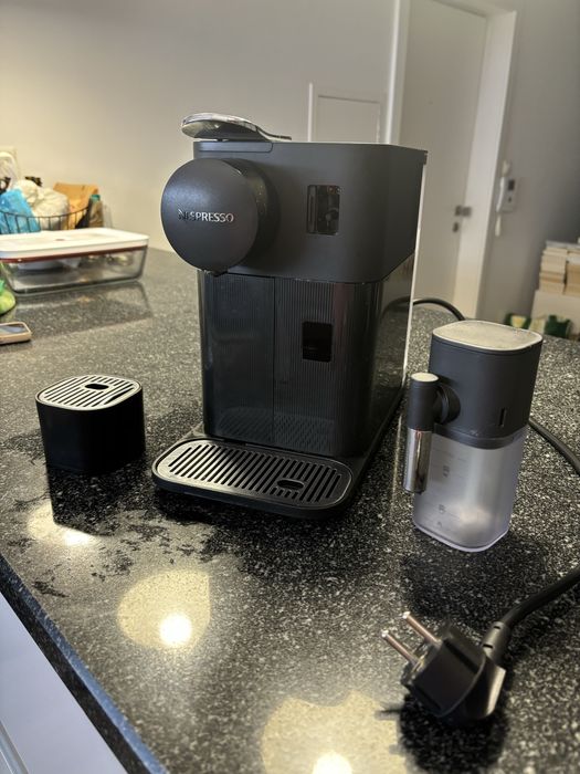 Maquina de café nespresso DeLonghi Lattissima One Evo preta