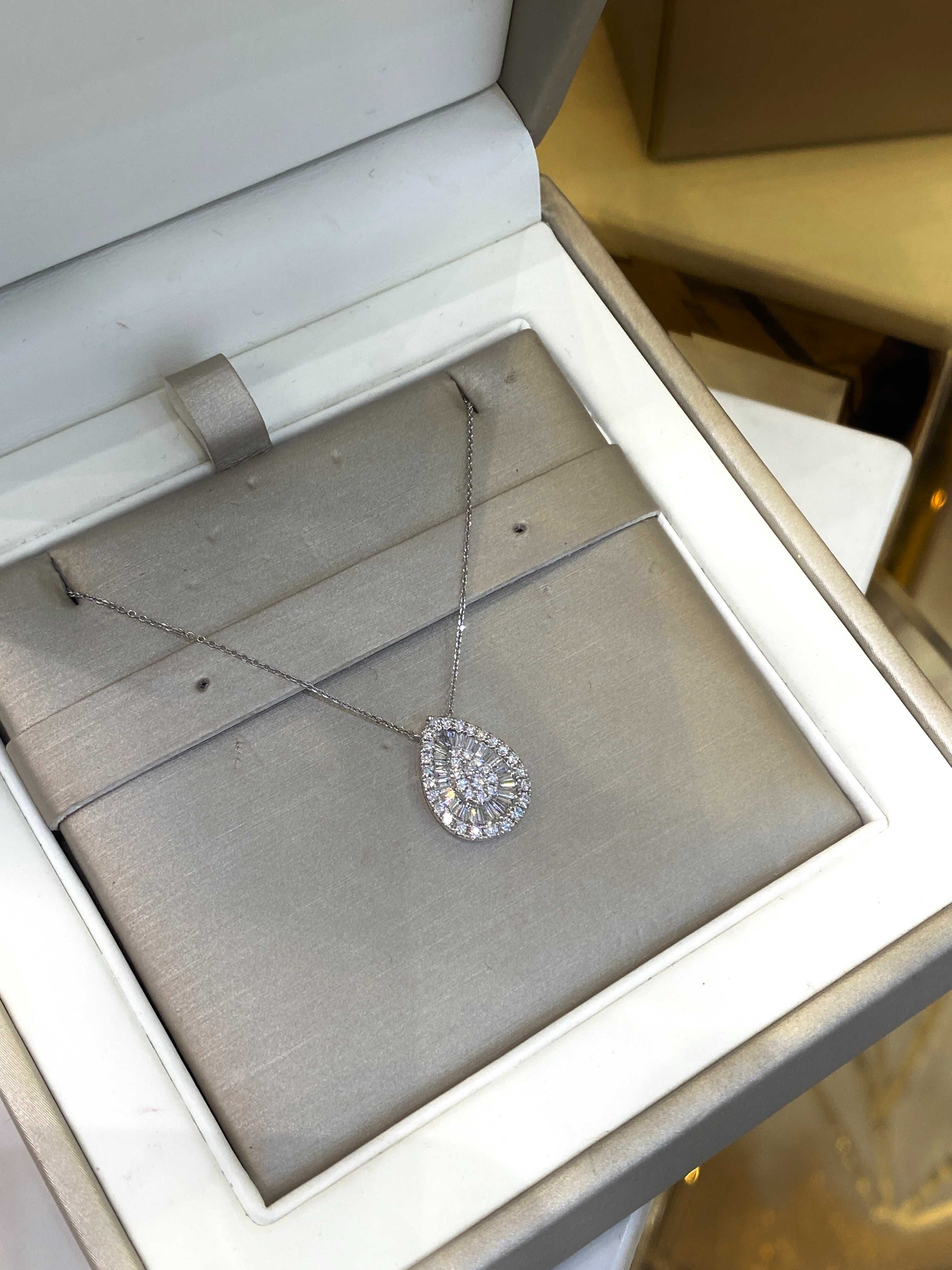 Naszyjnik z naturalnymi diamentami łezka 0.60 CT