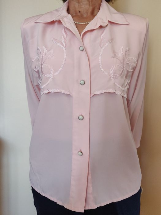 Blusa Rosa Suave com Escapulário Bordado 38 Mulher