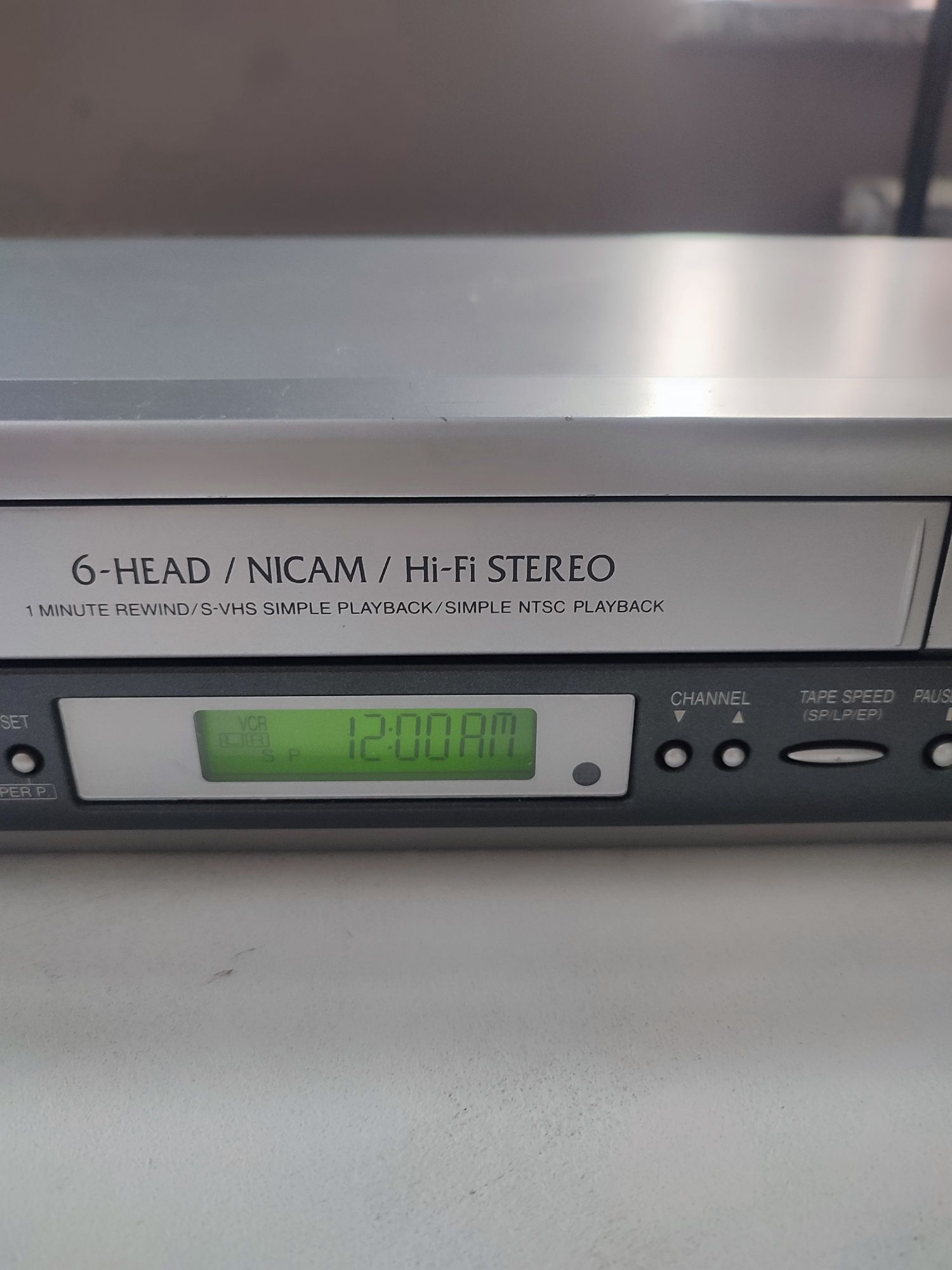 magnetowid VCR (Video Cassette Recorder), a dokładniej model Sharp VC-