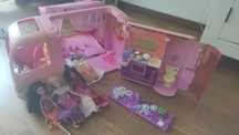 Kamper zabawka z 3 lalkami barbie i akcesoriami.