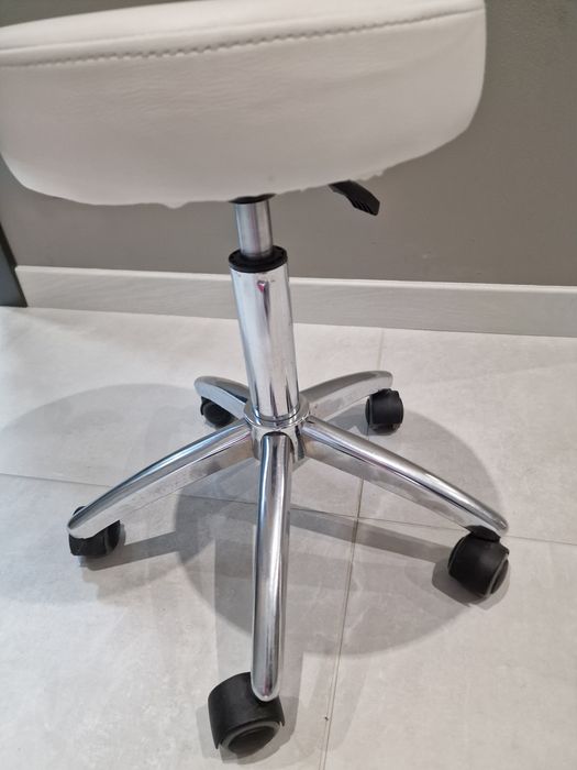 Taboret kosmetyczny na kółkach i podnoszony