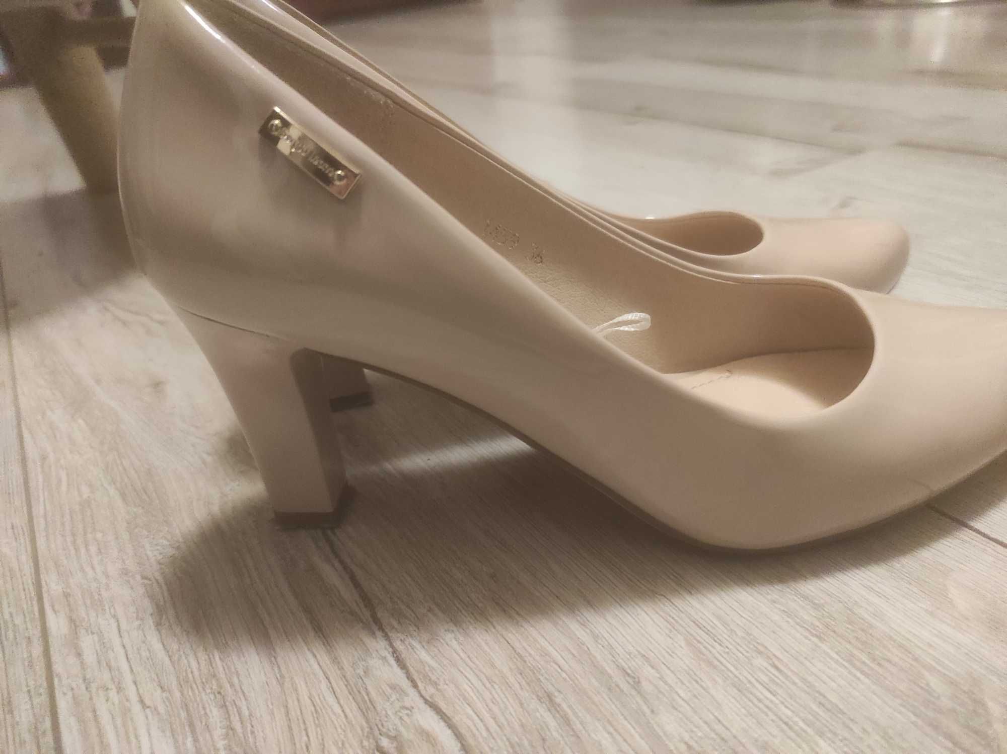 Buty na obcasie niskim