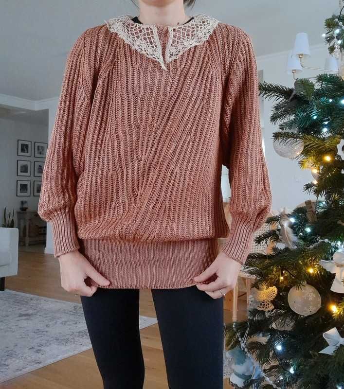 Elegancki świąteczny sweter bawełniany z koronkowym kołnierzykiem r.M