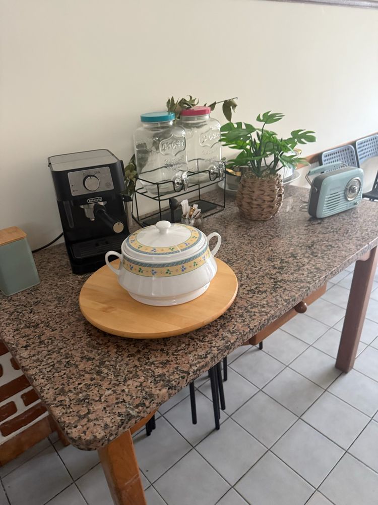 Mesa com tampo em marmore
