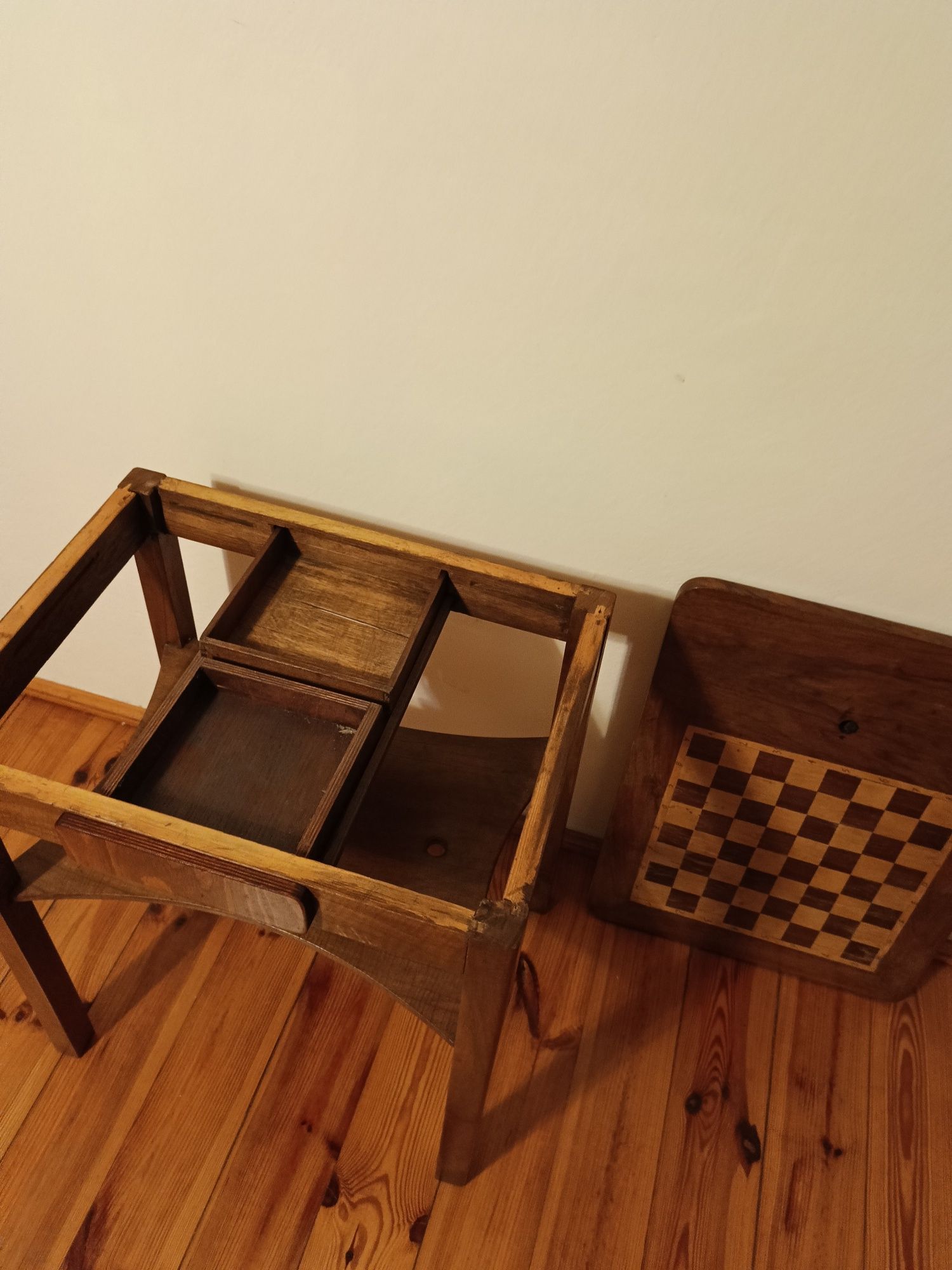 Stary stolik szachowy pod lampę Art Deco Deko z opisami szachownicy