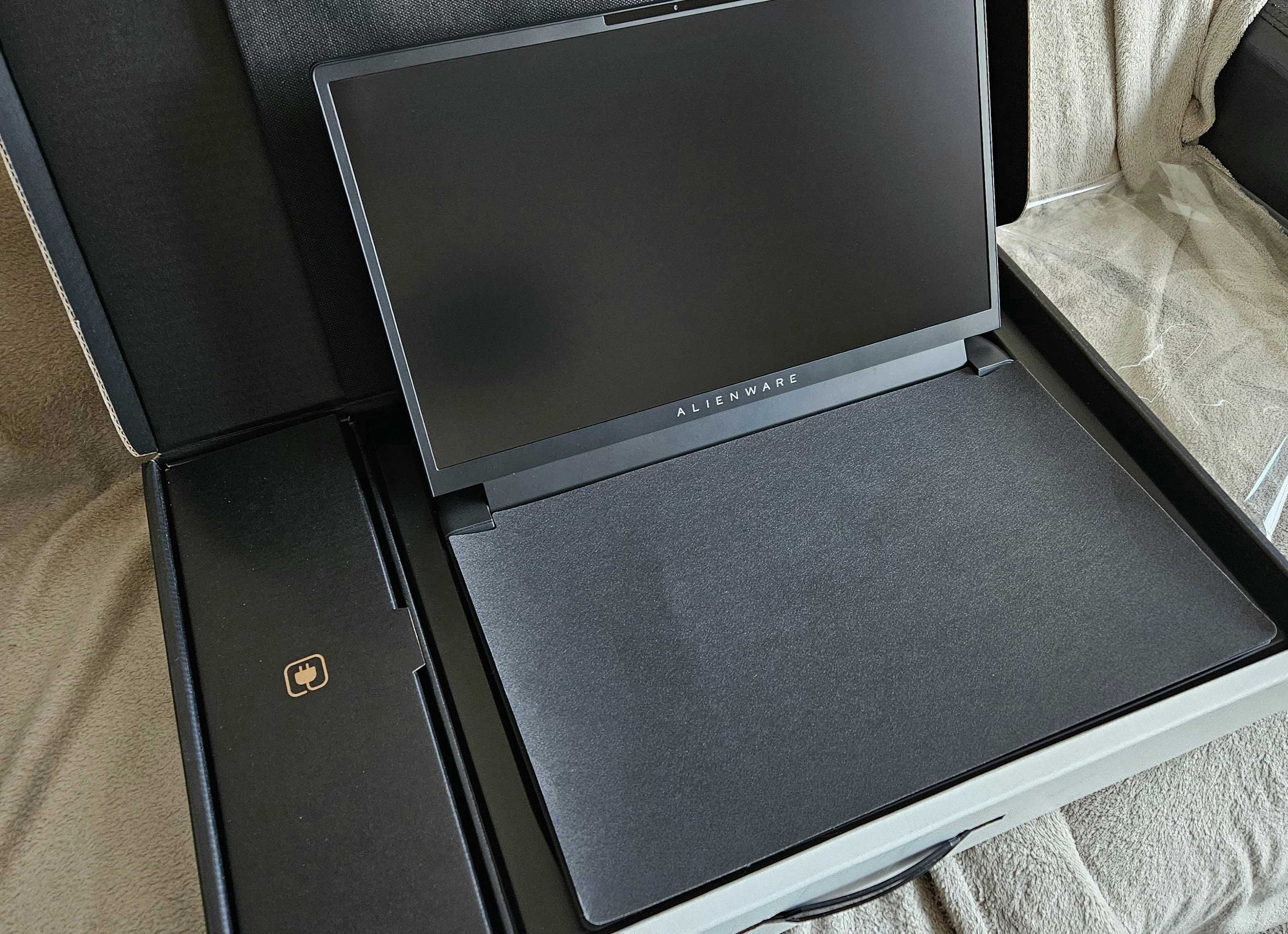 Alienware m17 R5 / Ryzen 7 6800H / RTX 3070 Ti 8GB / QHD 165hz 3ms
