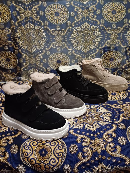 Продам зимове , жіноче взуття