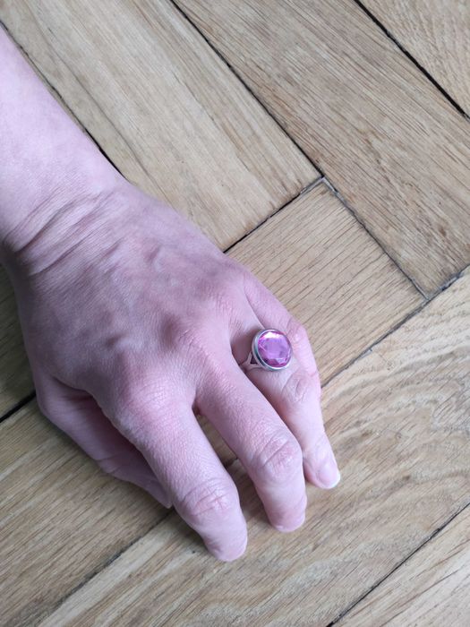 Pierścionek z różowym, dużym oczkiem, z regulacją obwodu