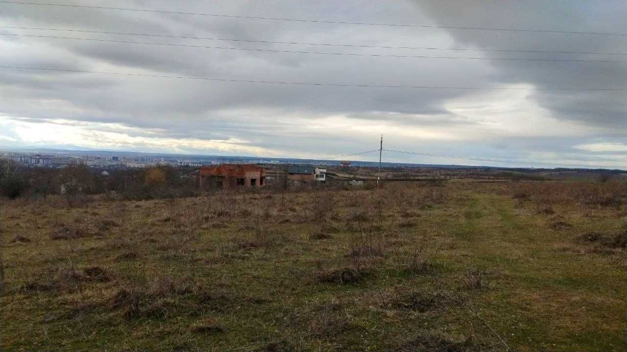 Продаж двох земельних ділянок загальною площею 32 сот у с. Підлужжя