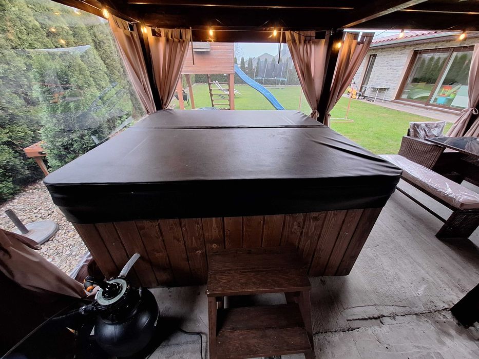 Nowe całoroczne jacuzzi ogrodowe SPA w ogrodzie jakuzzi hydromasaż