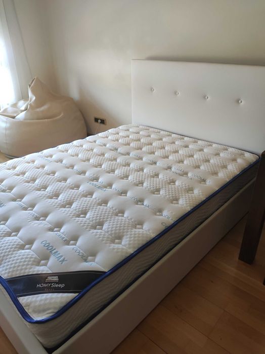 Vendo cama com estrado e colchão, como novos