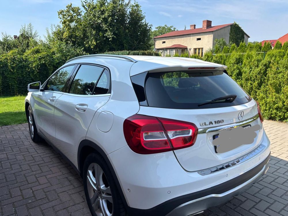 Mercedes Benz GLA 180 bialy