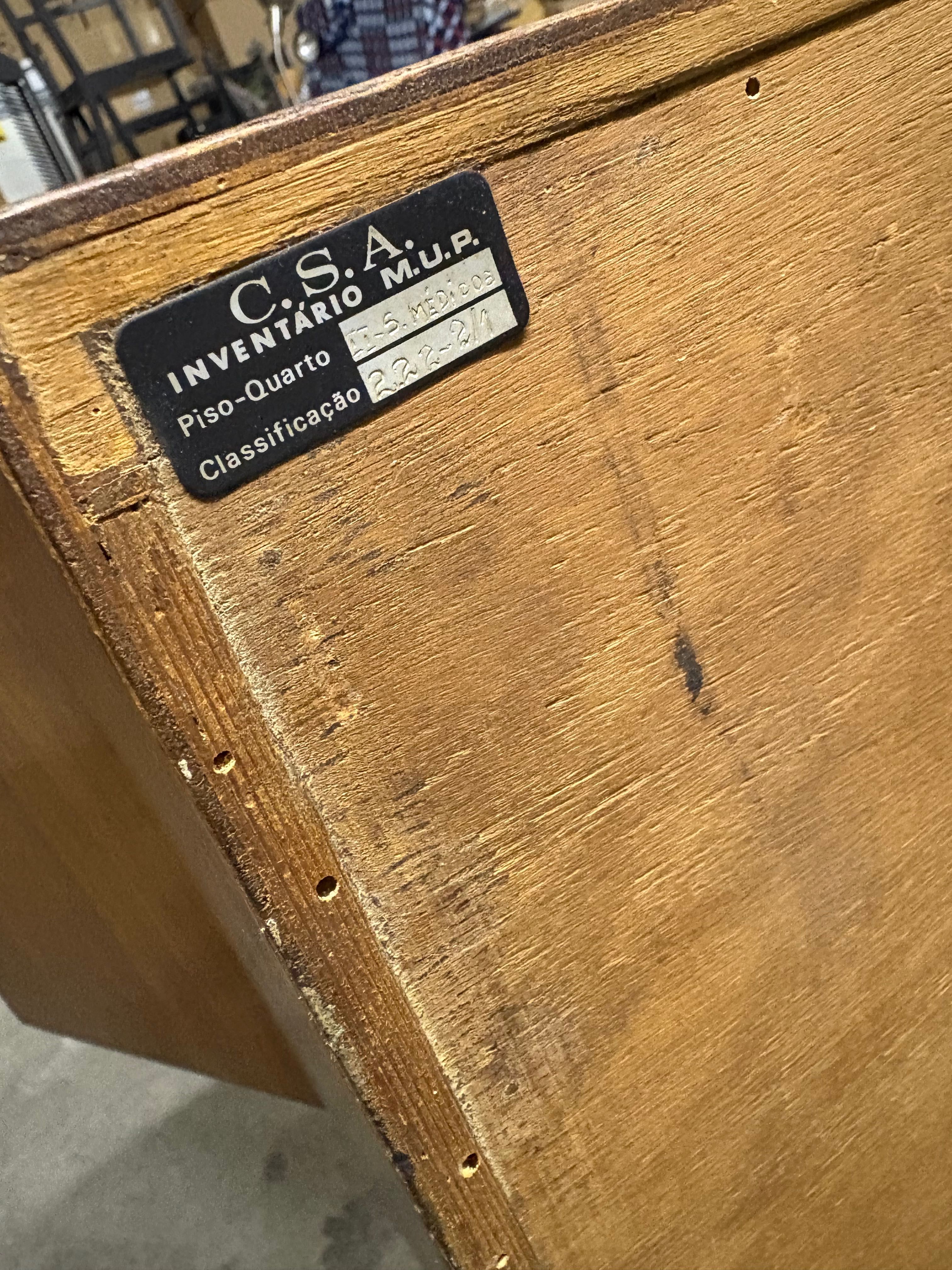 Móvel vintage duas portas com pés de palito escritório médico