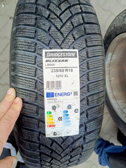 Nowe opony zimowe 235/60/18 Bridgestone 2 sztuki 2022r