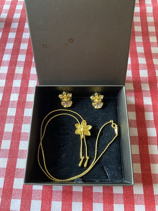 Набір прикрас RISIS: сережки та ланцюжок з підвіскою у формі орхідеї